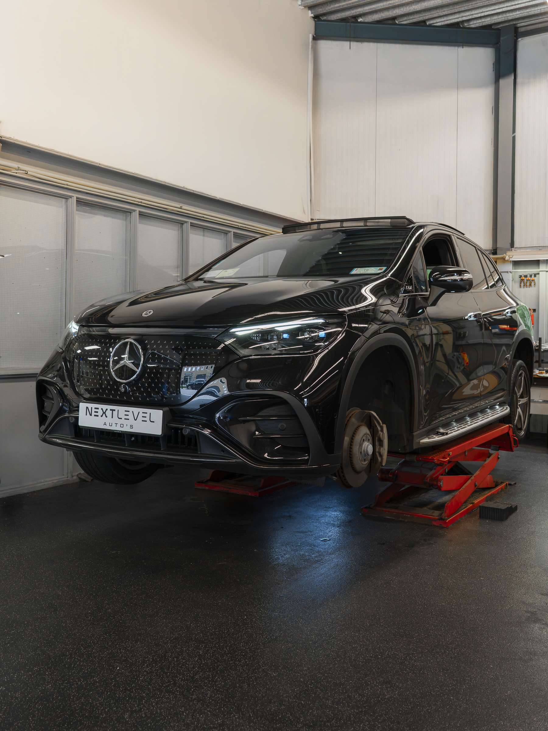 Werkplaats van Next Level Auto's in Weesp tijdens onderhoud