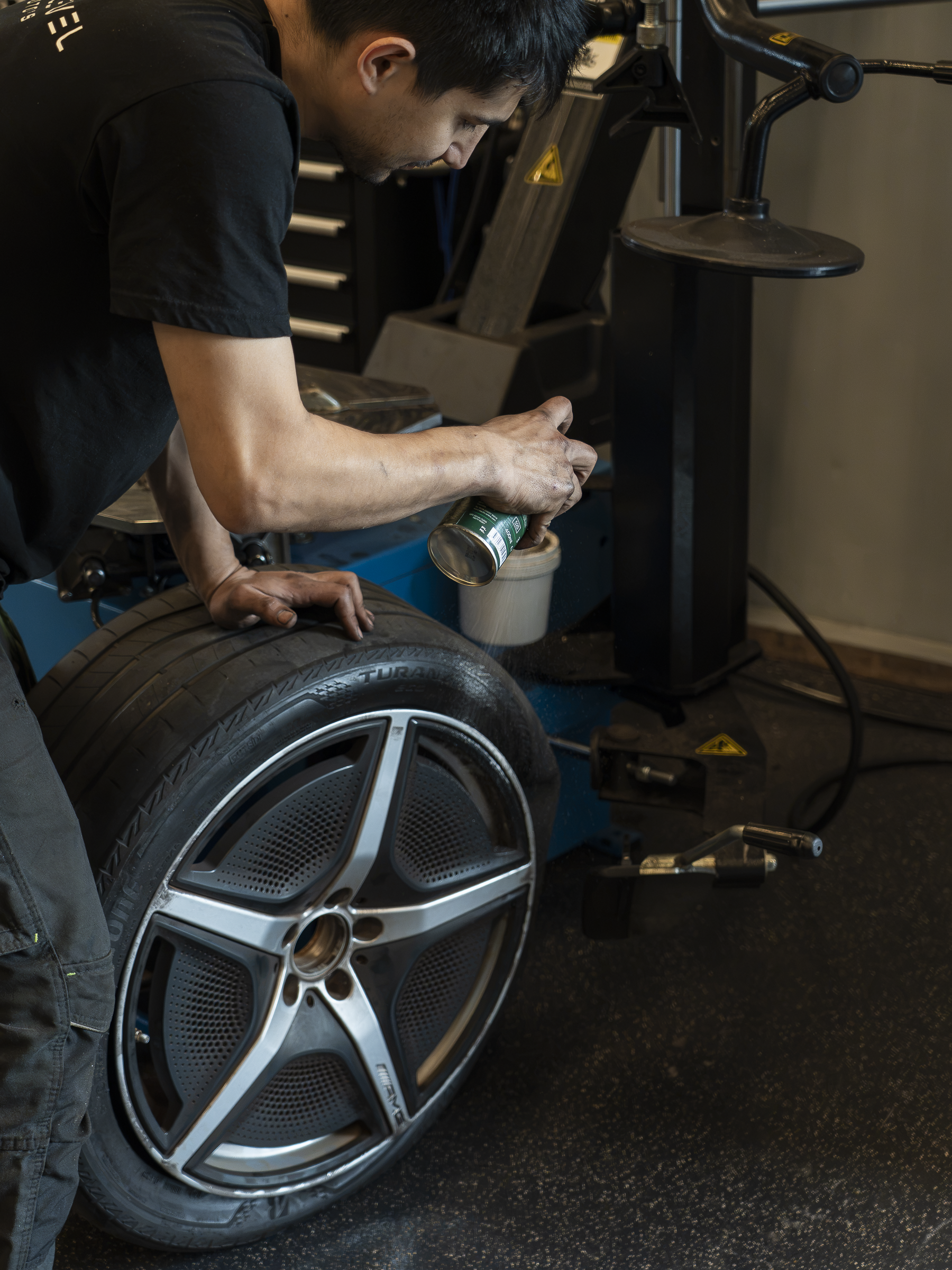 Bandenmontage in de werkplaats van Next Level Auto's in Weesp