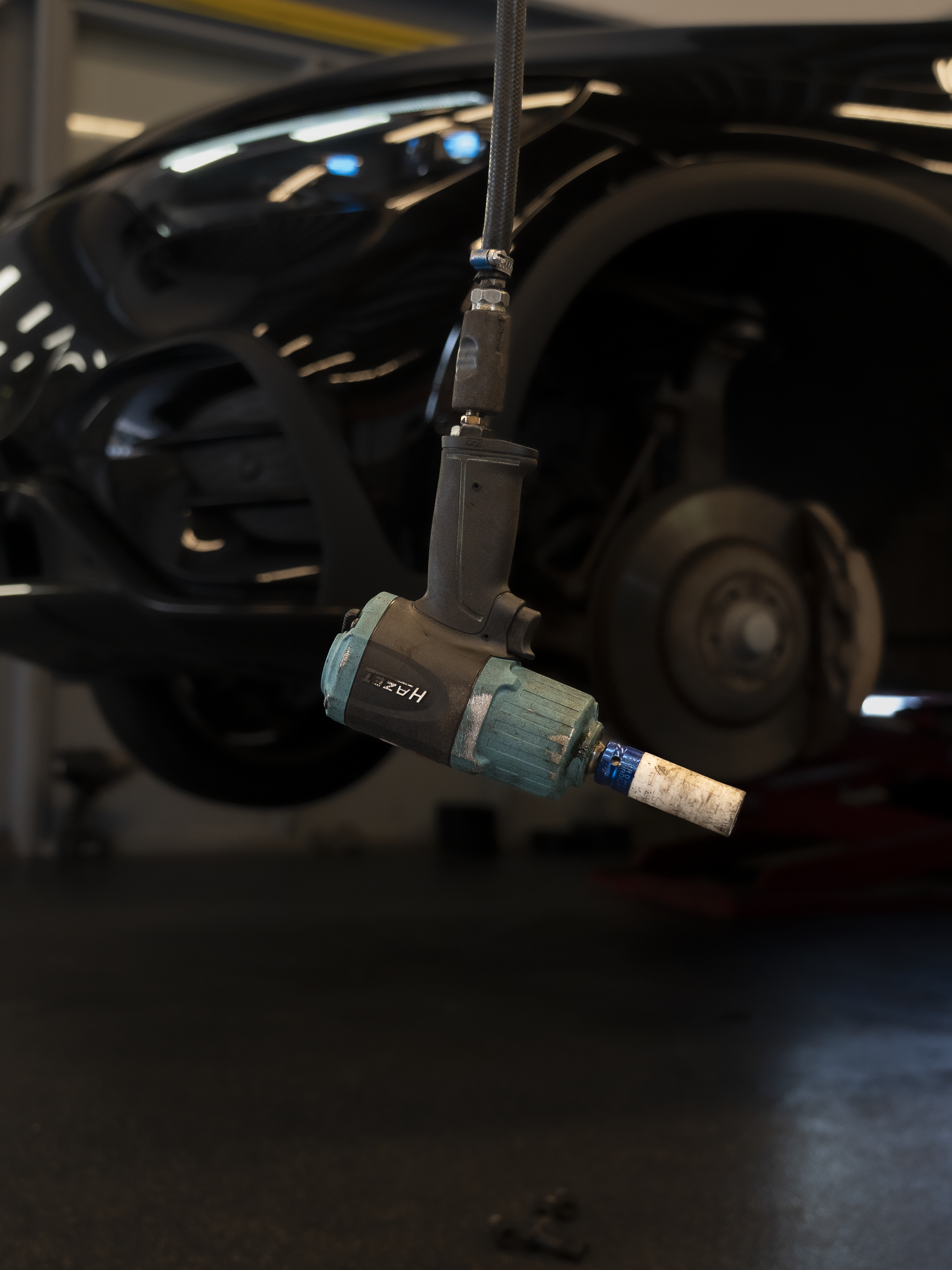 Auto in de werkplaats van Next Level Auto's in Weesp voor airco service