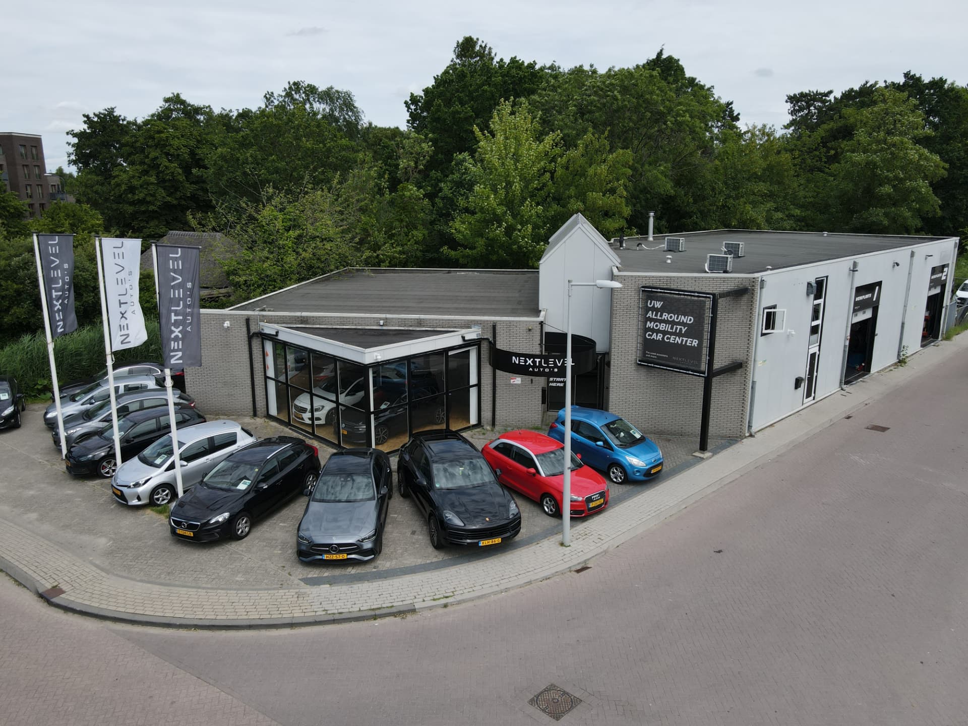 Het pand van Next Level Auto's met werkplaats en showroom